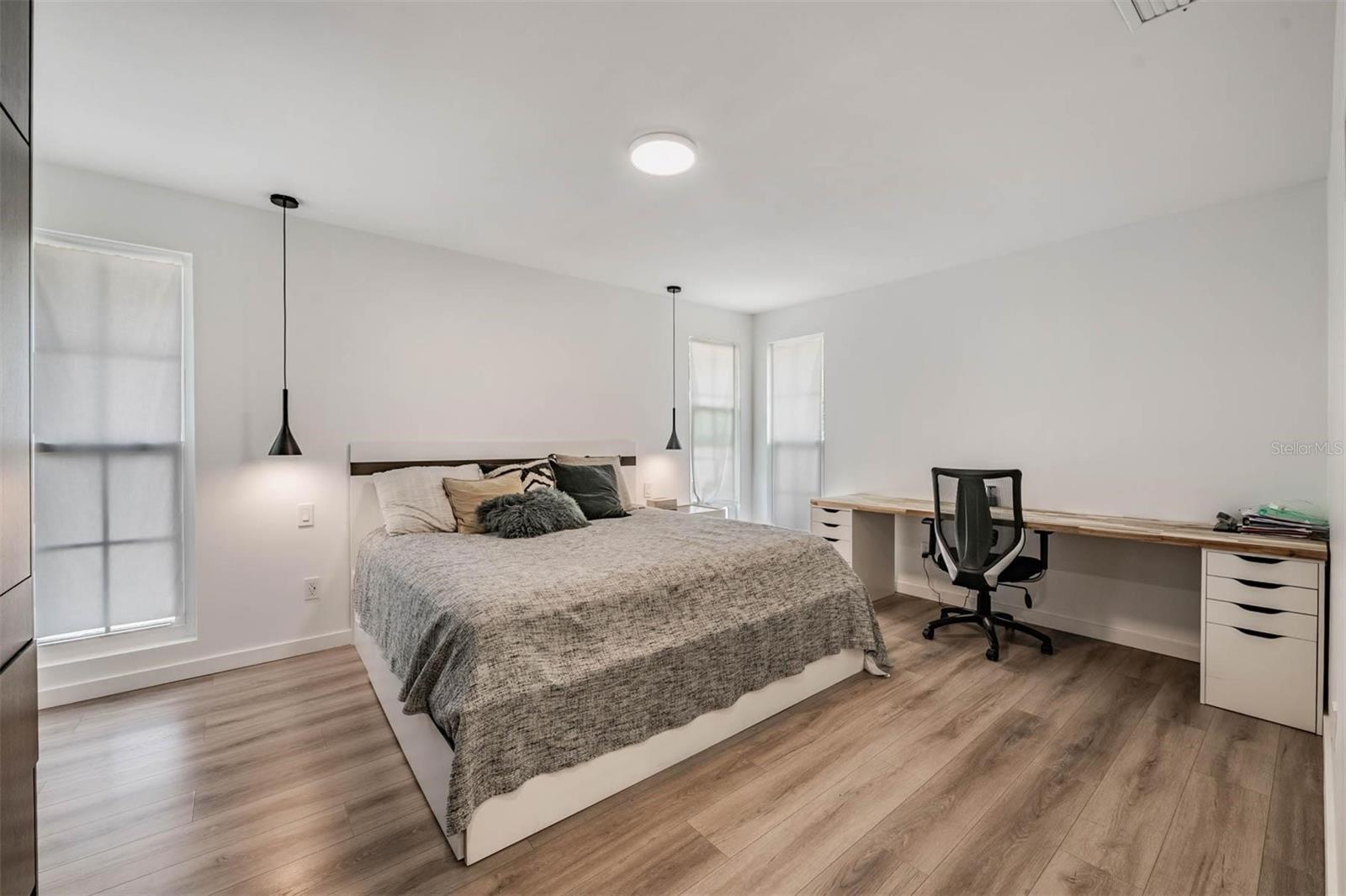 Listing photo id 20 for 848 Hillside Drive