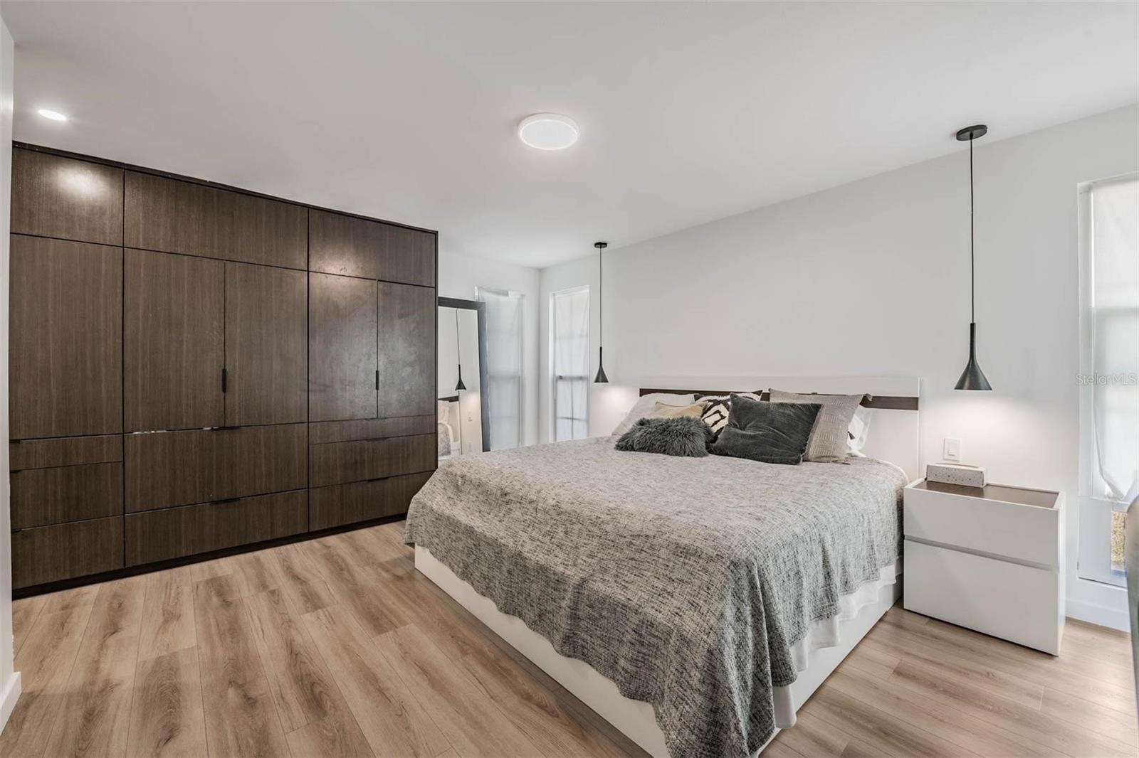 Listing photo id 21 for 848 Hillside Drive