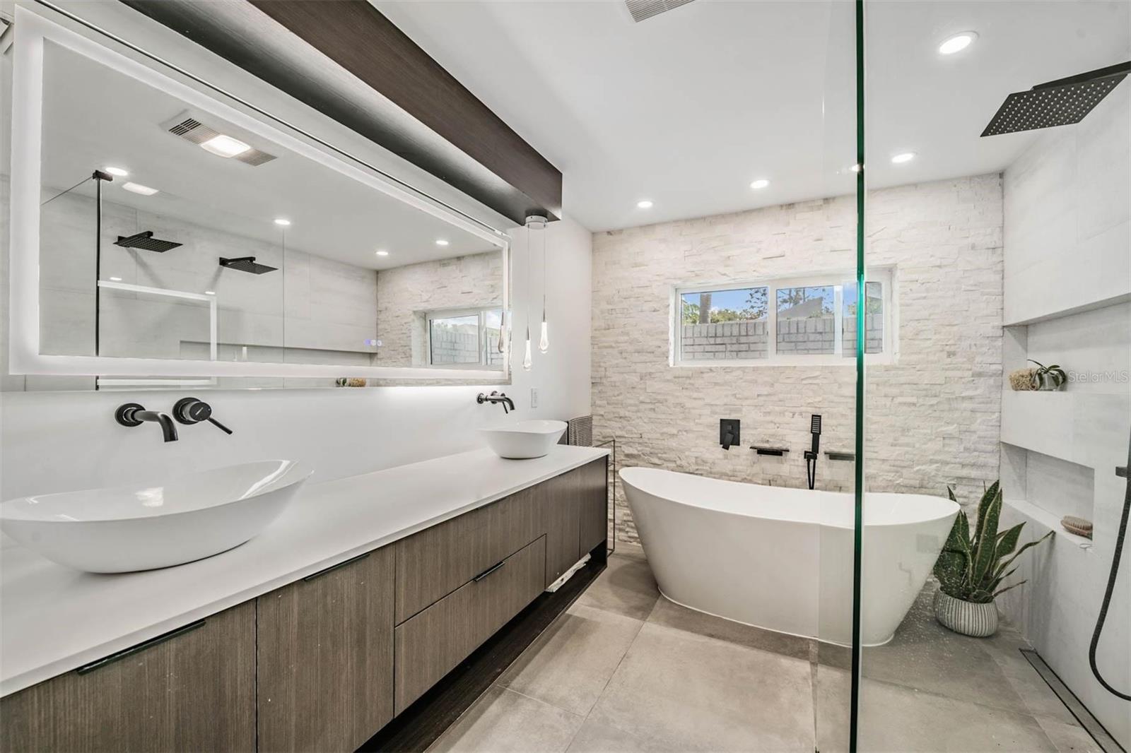 Listing photo id 22 for 848 Hillside Drive