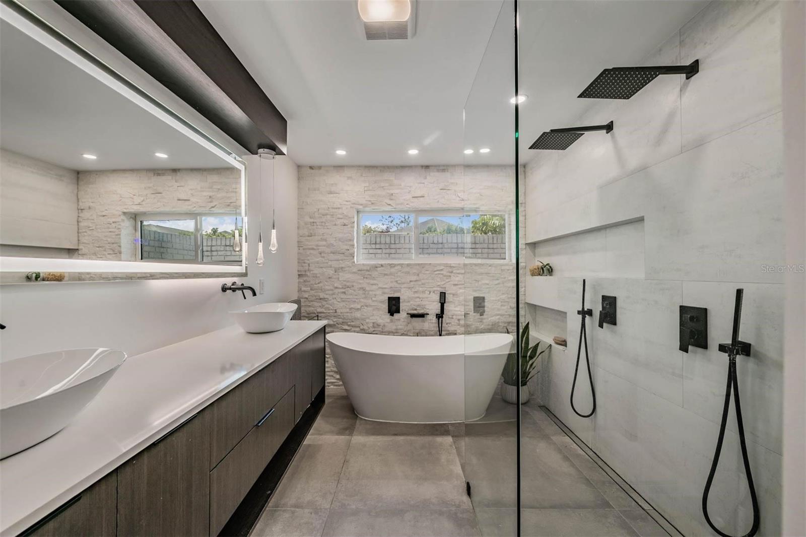 Listing photo id 23 for 848 Hillside Drive