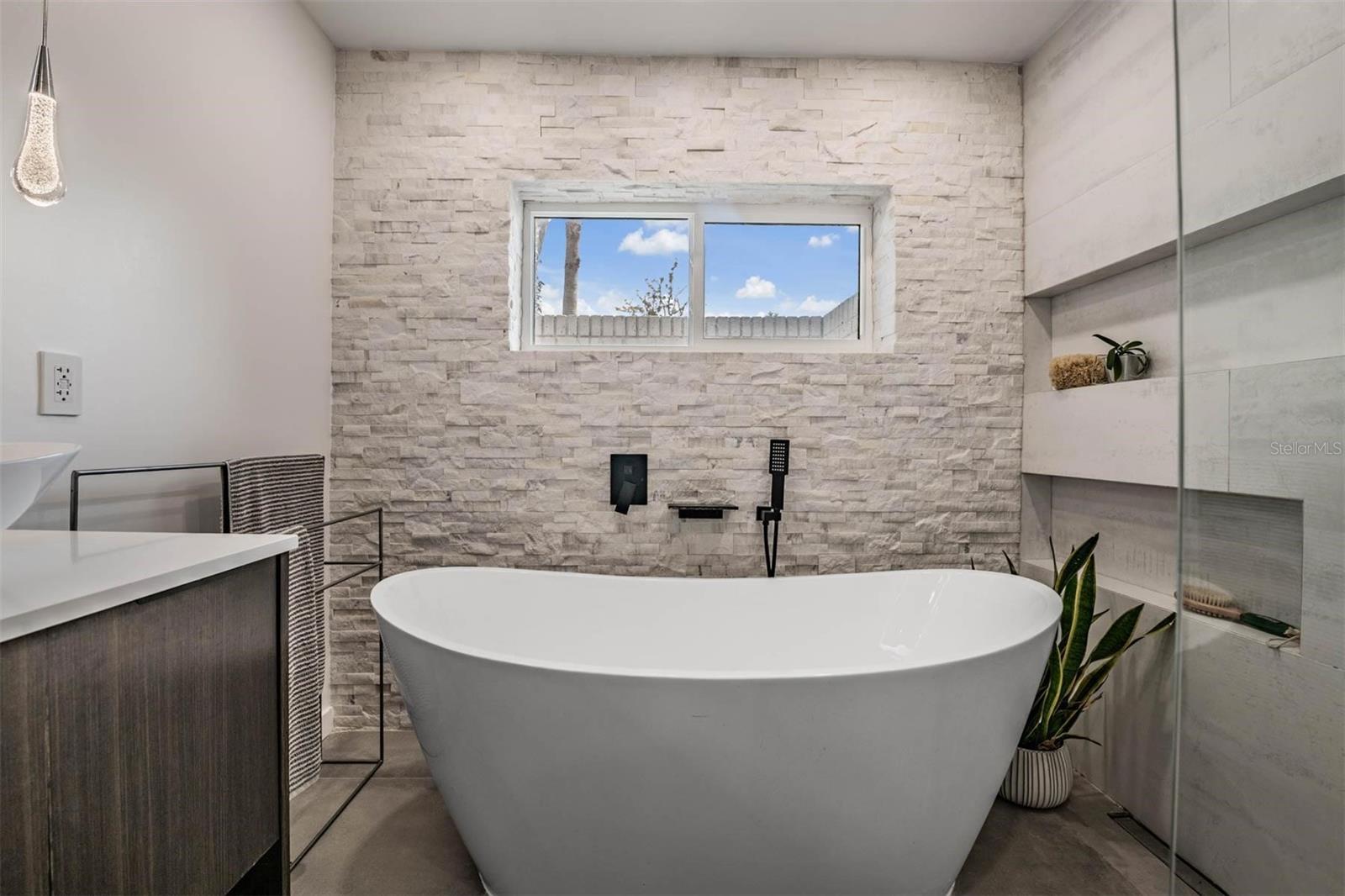 Listing photo id 24 for 848 Hillside Drive