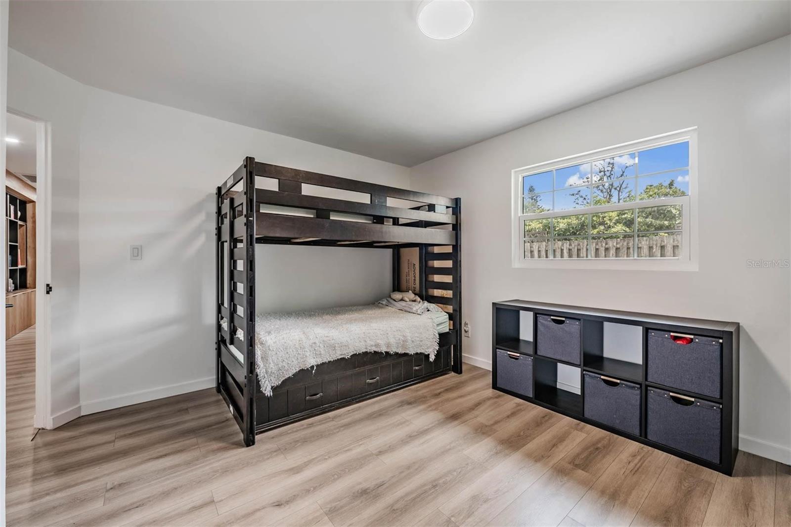 Listing photo id 25 for 848 Hillside Drive