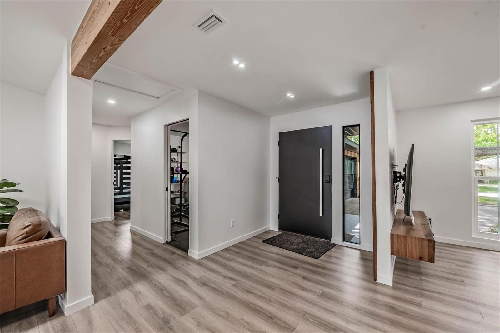 Listing photo id 1 for 848 Hillside Drive