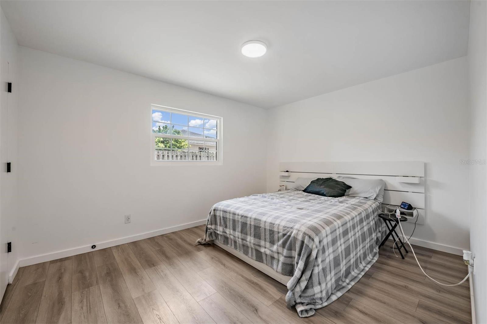 Listing photo id 28 for 848 Hillside Drive