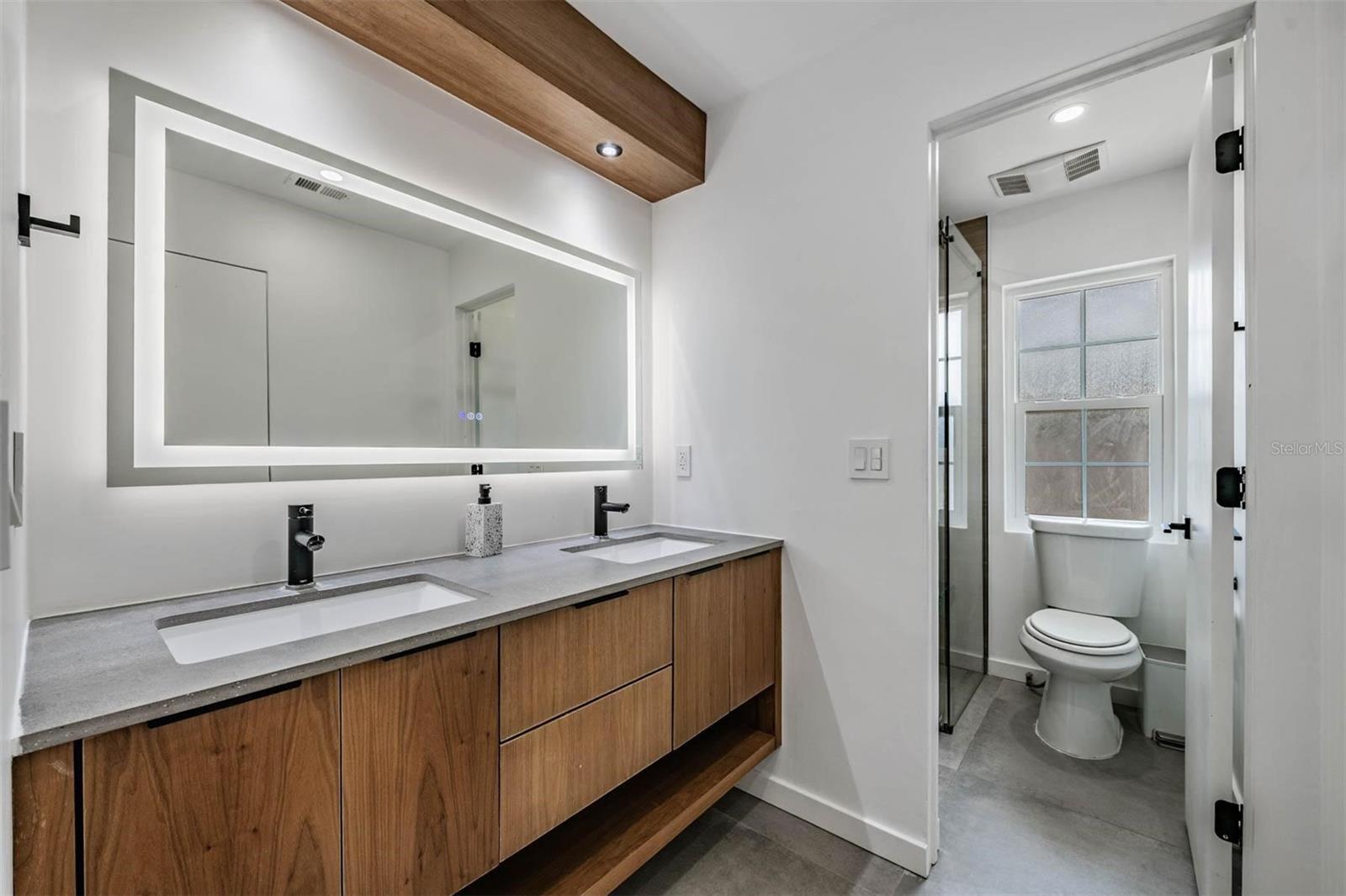 Listing photo id 29 for 848 Hillside Drive