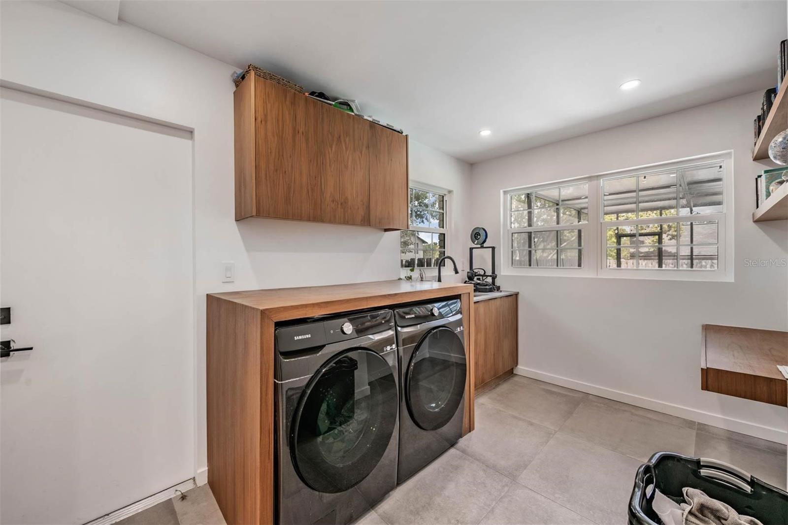 Listing photo id 31 for 848 Hillside Drive