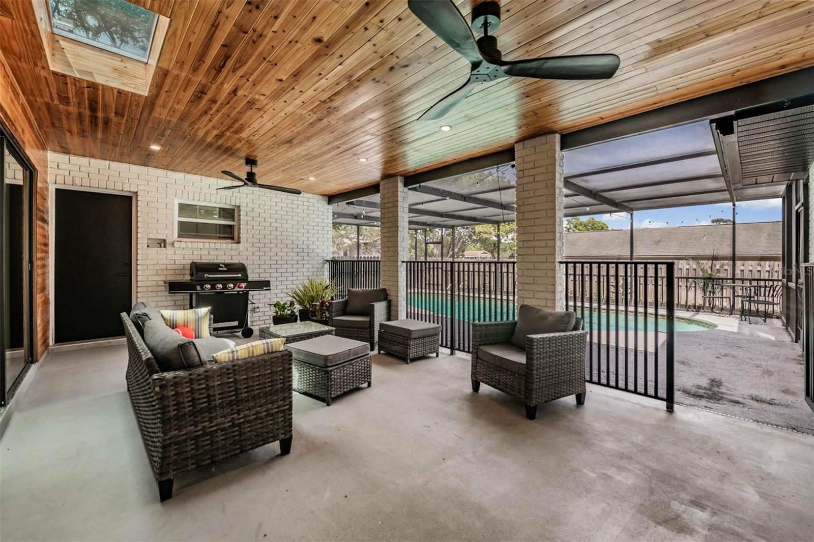 Listing photo id 33 for 848 Hillside Drive