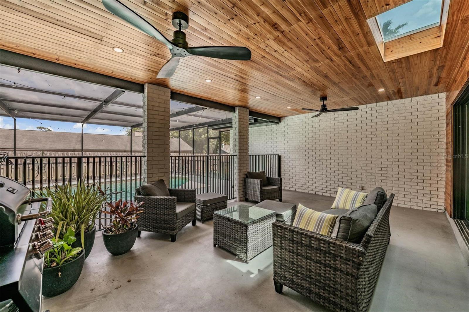 Listing photo id 34 for 848 Hillside Drive