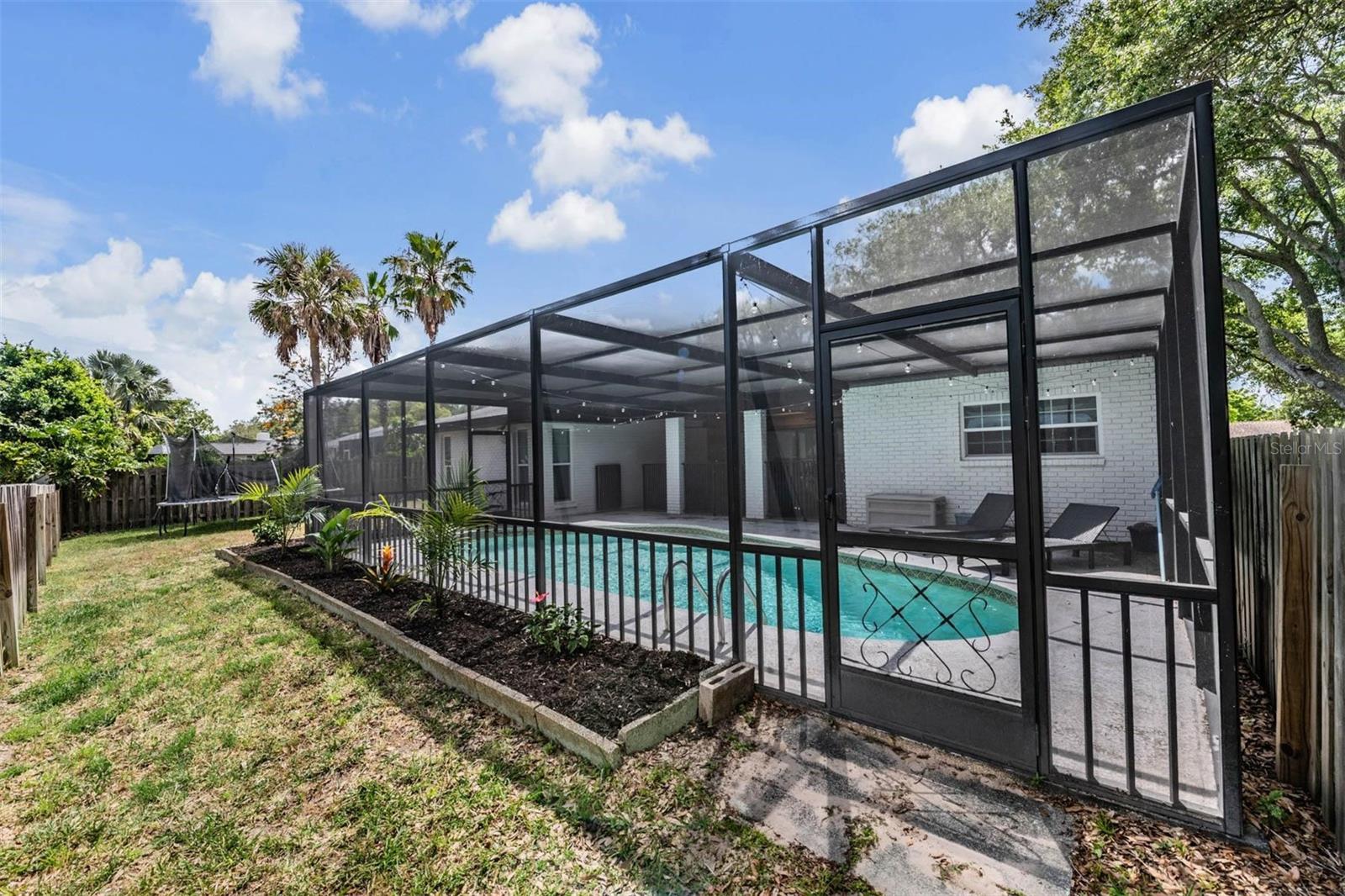 Listing photo id 37 for 848 Hillside Drive