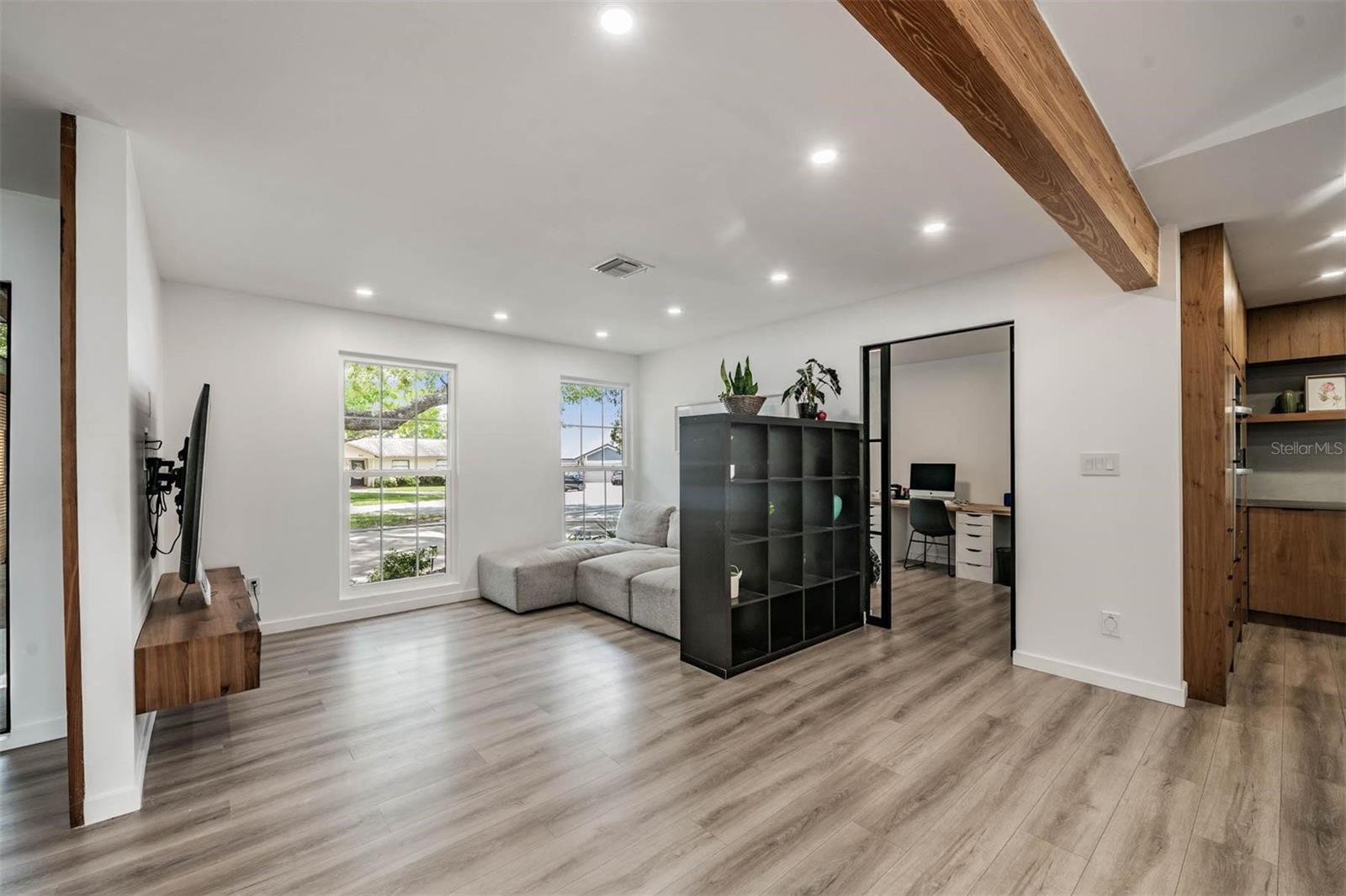 Listing photo id 2 for 848 Hillside Drive