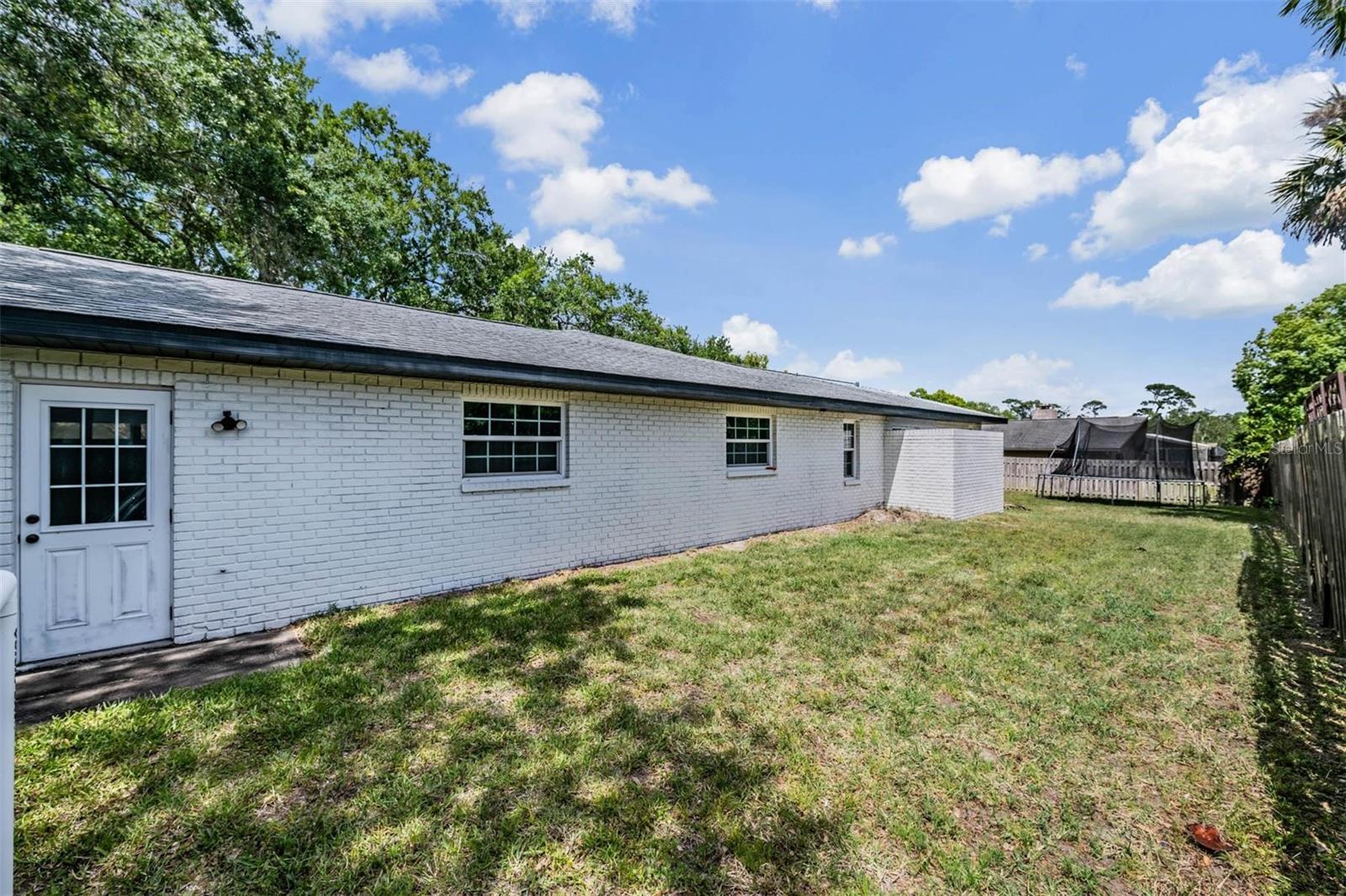 Listing photo id 39 for 848 Hillside Drive