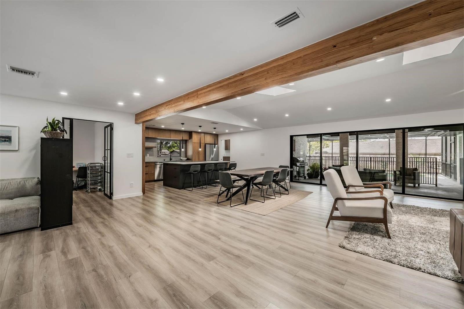 Listing photo id 3 for 848 Hillside Drive