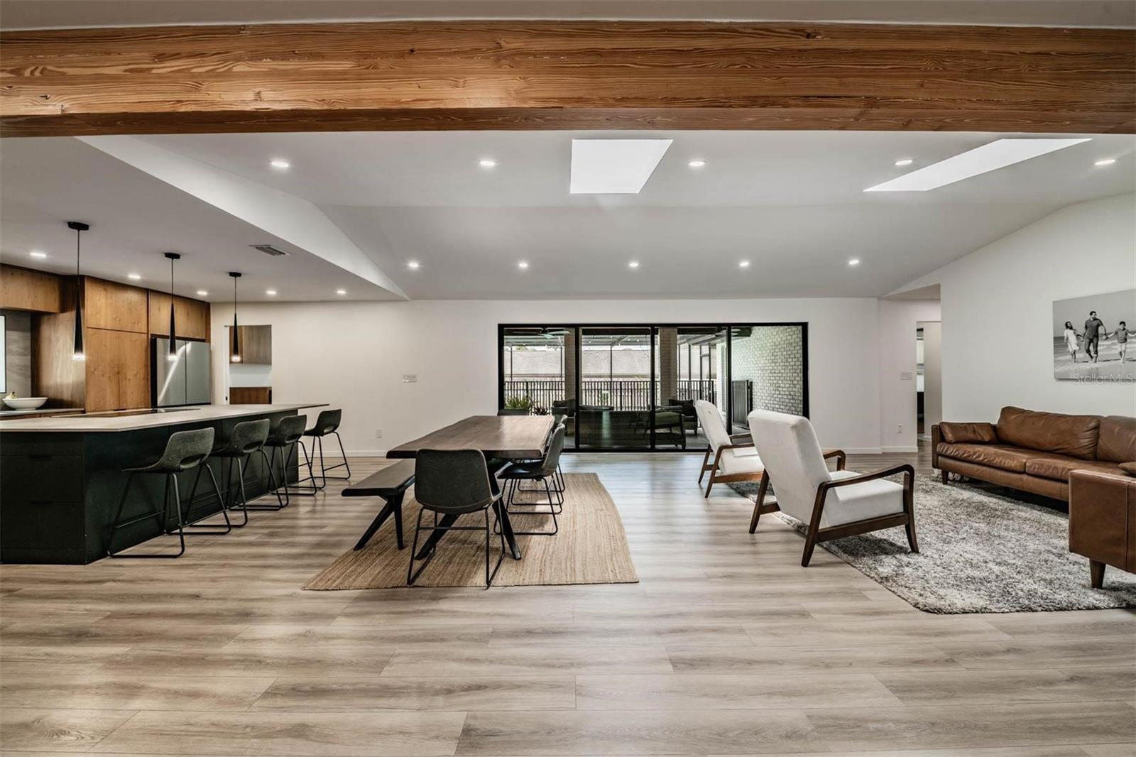 Listing photo id 4 for 848 Hillside Drive