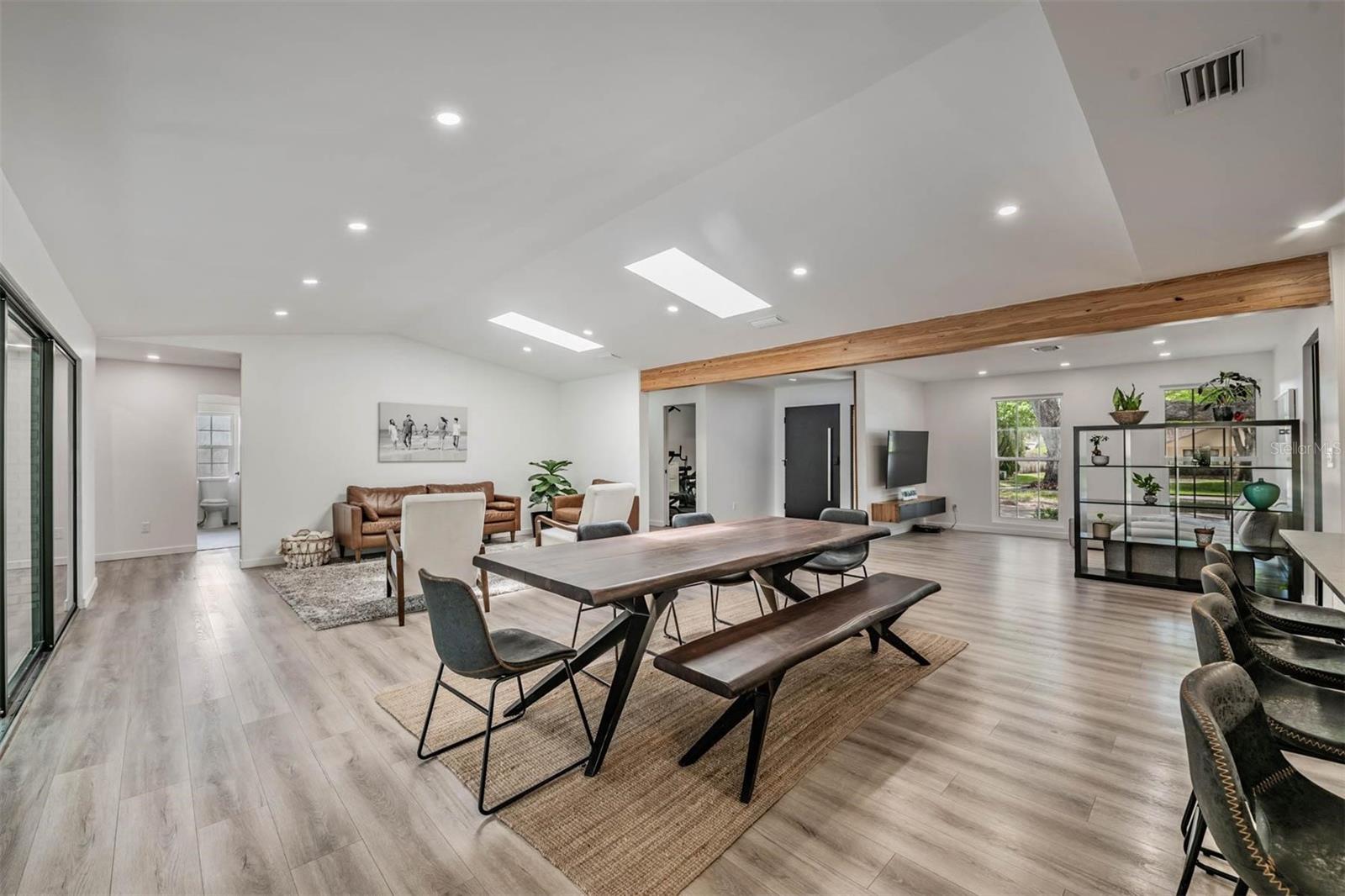 Listing photo id 5 for 848 Hillside Drive