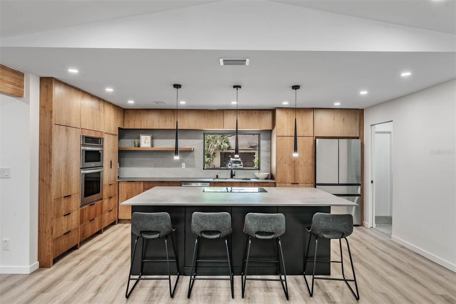 Listing photo id 6 for 848 Hillside Drive