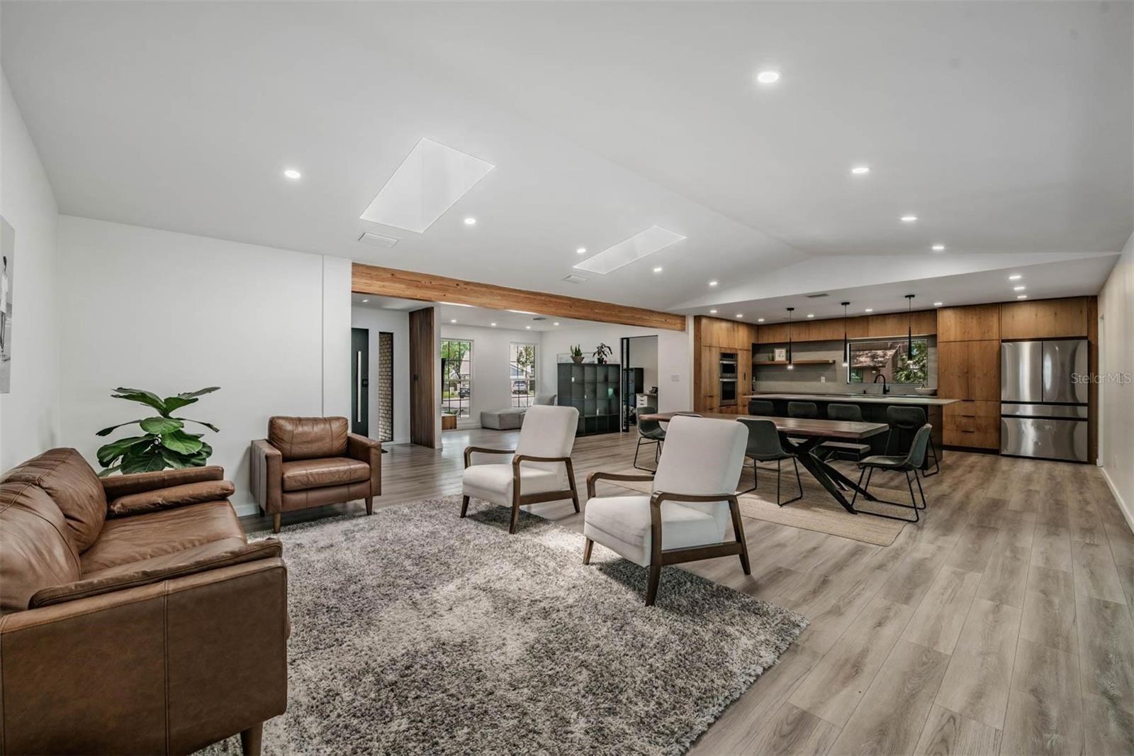 Listing photo id 7 for 848 Hillside Drive