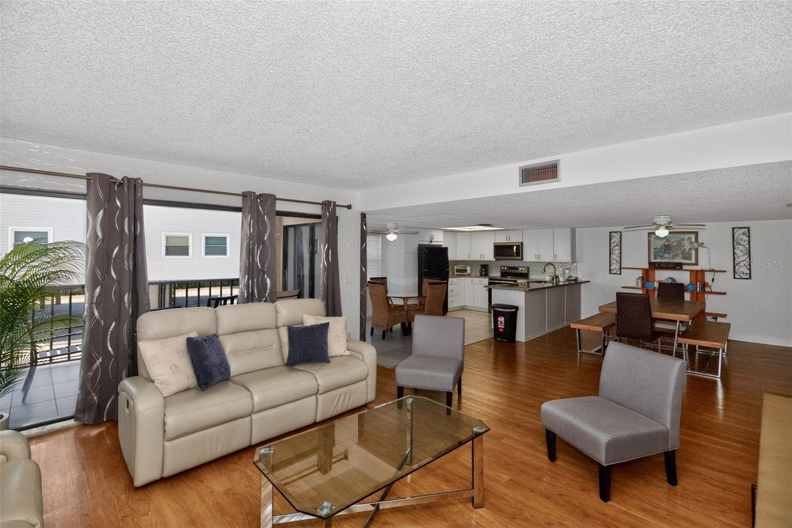 Image 12 of 30 For 19725 Gulf Boulevard 43