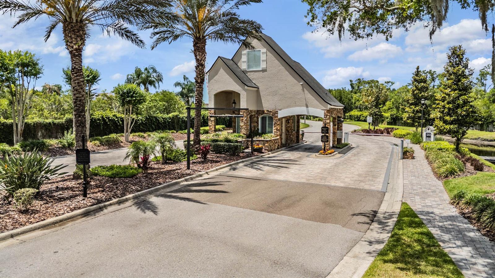 Listing photo id 1 for 18707 Pepper Pike