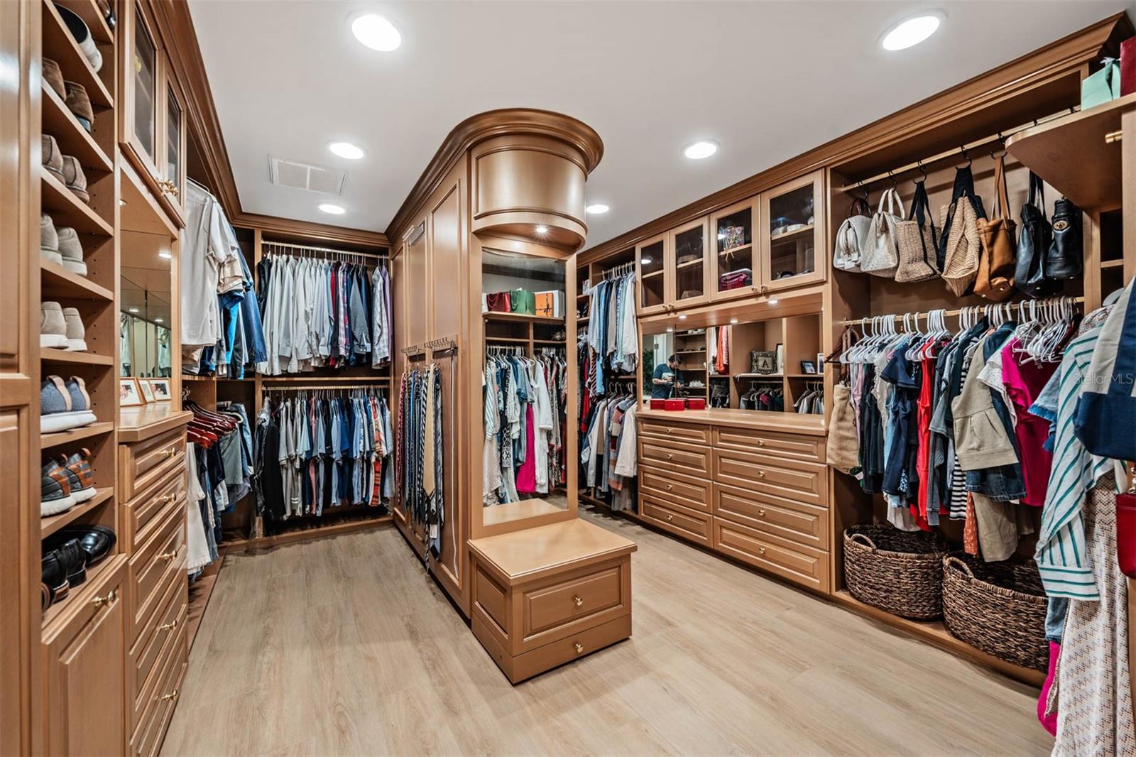 Listing photo id 35 for 18707 Pepper Pike