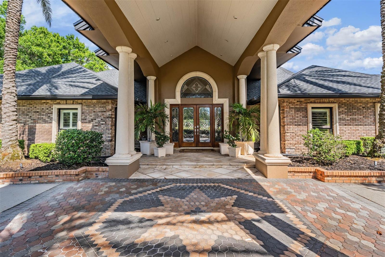 Listing photo id 2 for 18707 Pepper Pike