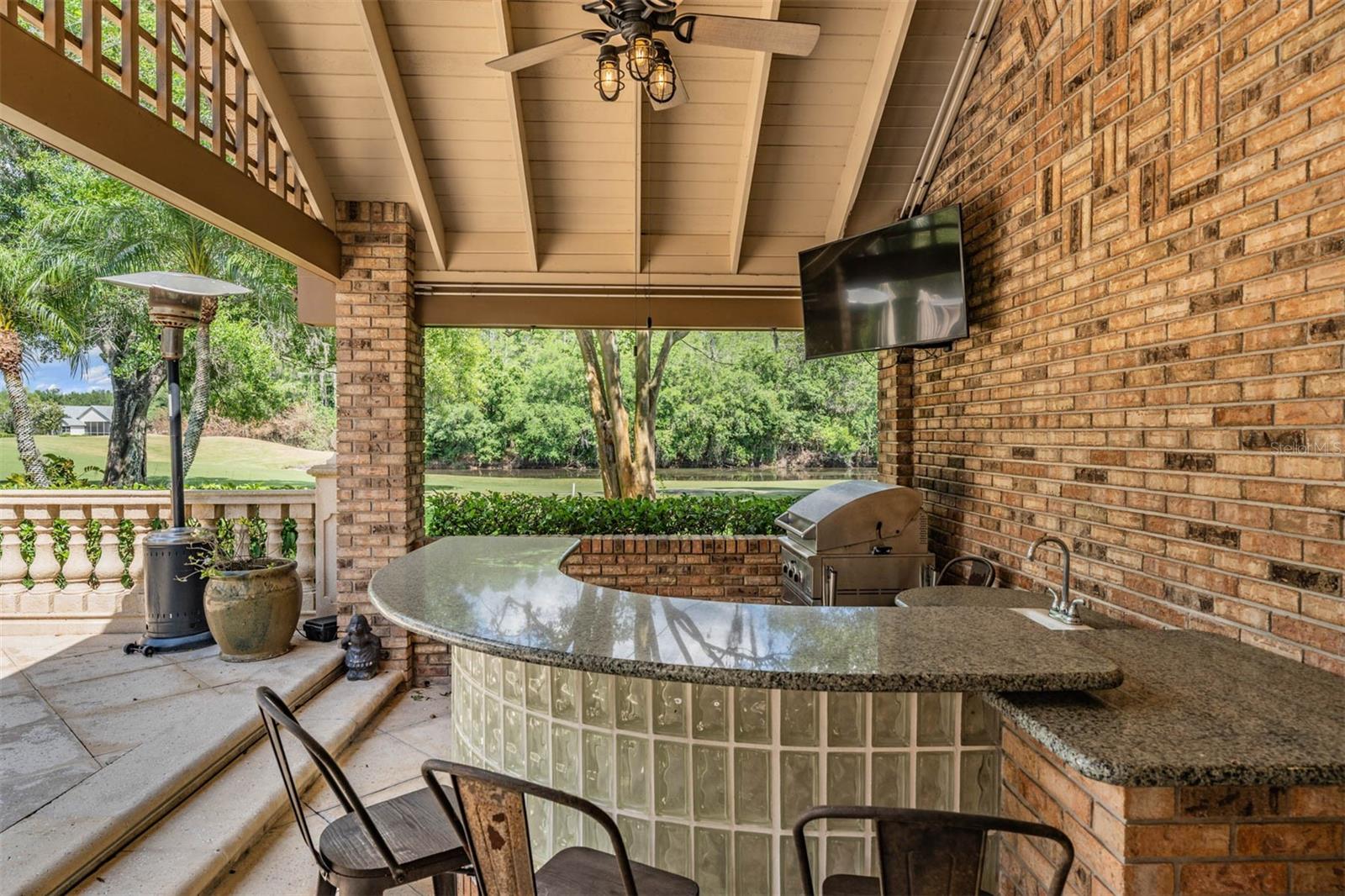 Listing photo id 76 for 18707 Pepper Pike