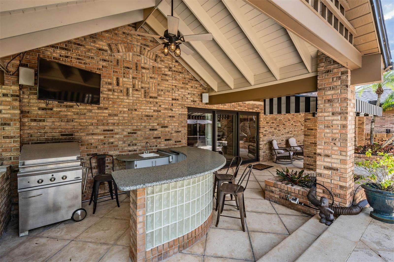 Listing photo id 77 for 18707 Pepper Pike