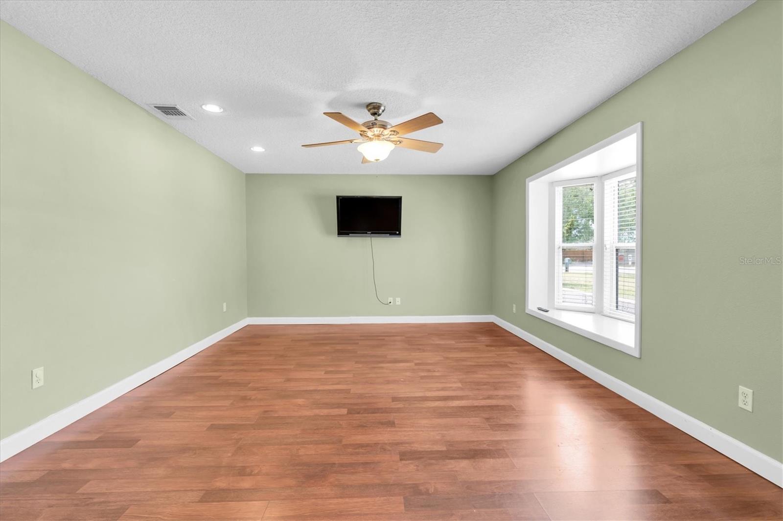 Image 17 of 37 For 13176 Dorchester Drive