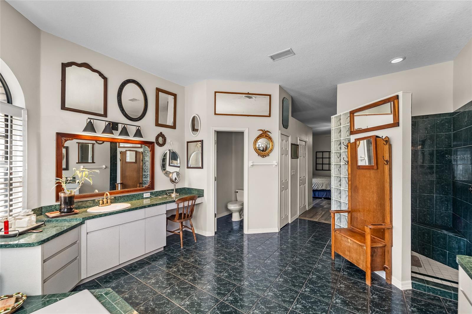 Image 18 of 43 For 1012 Kingsborough Gardens Court