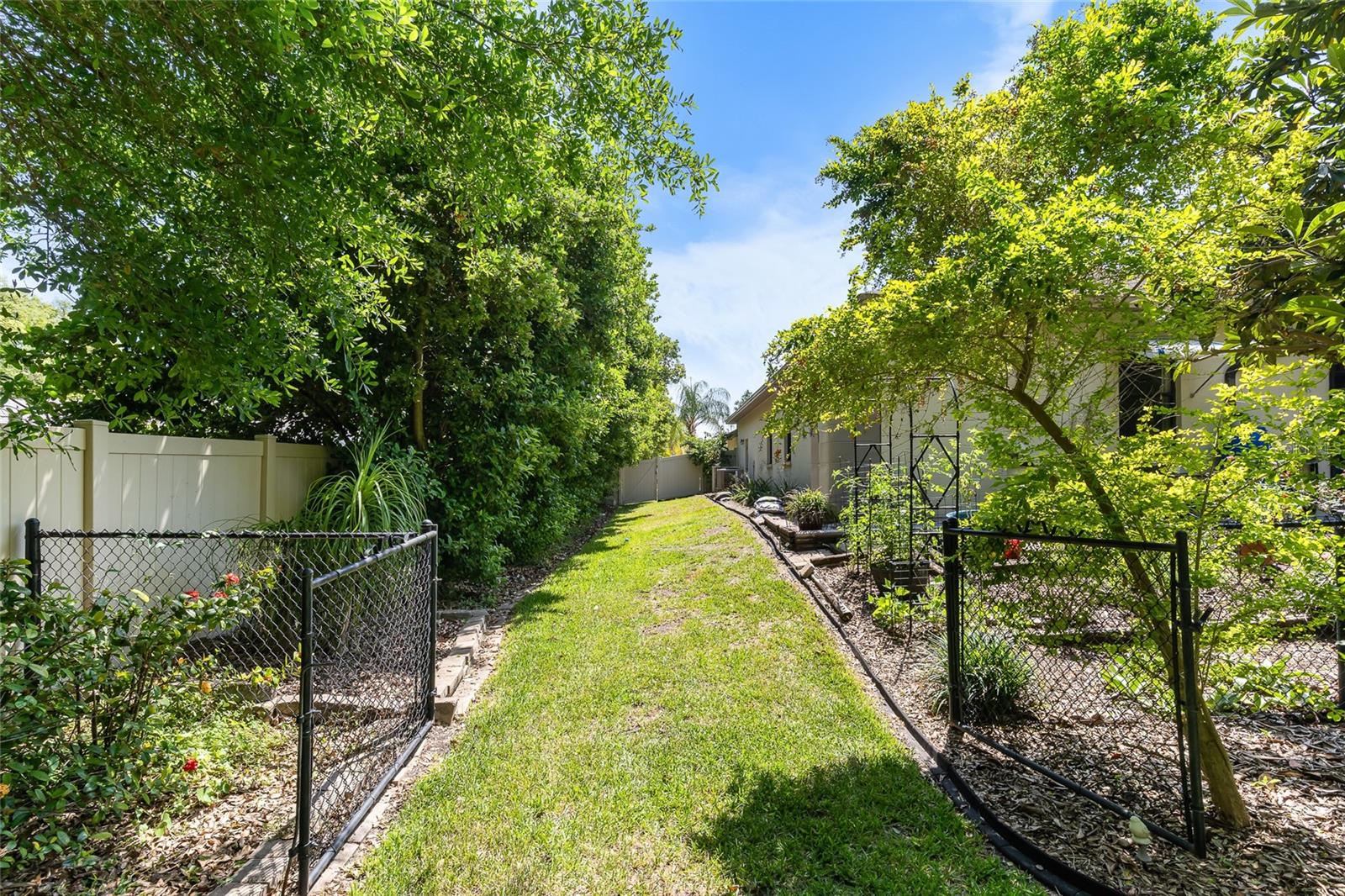 Image 36 of 43 For 1012 Kingsborough Gardens Court