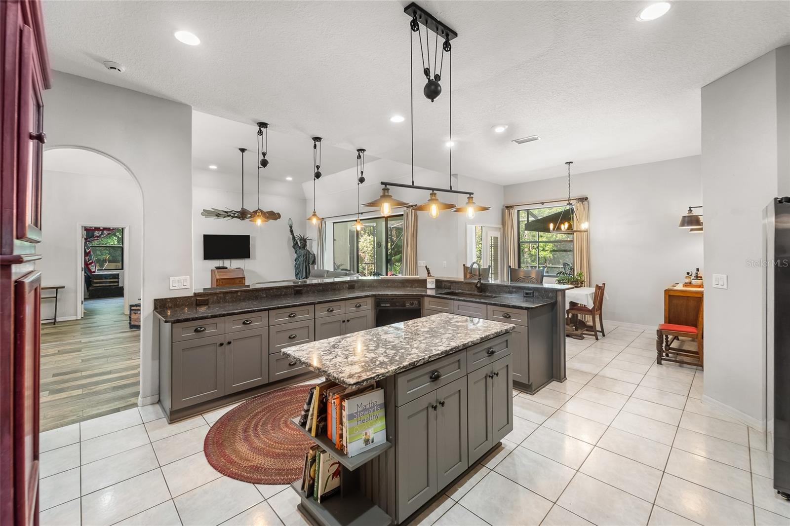 Image 9 of 43 For 1012 Kingsborough Gardens Court