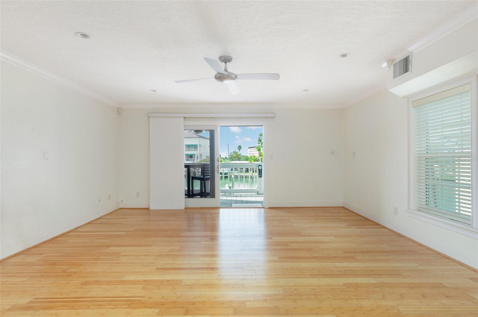 Listing photo id 3 for 11820 Capri Circle S