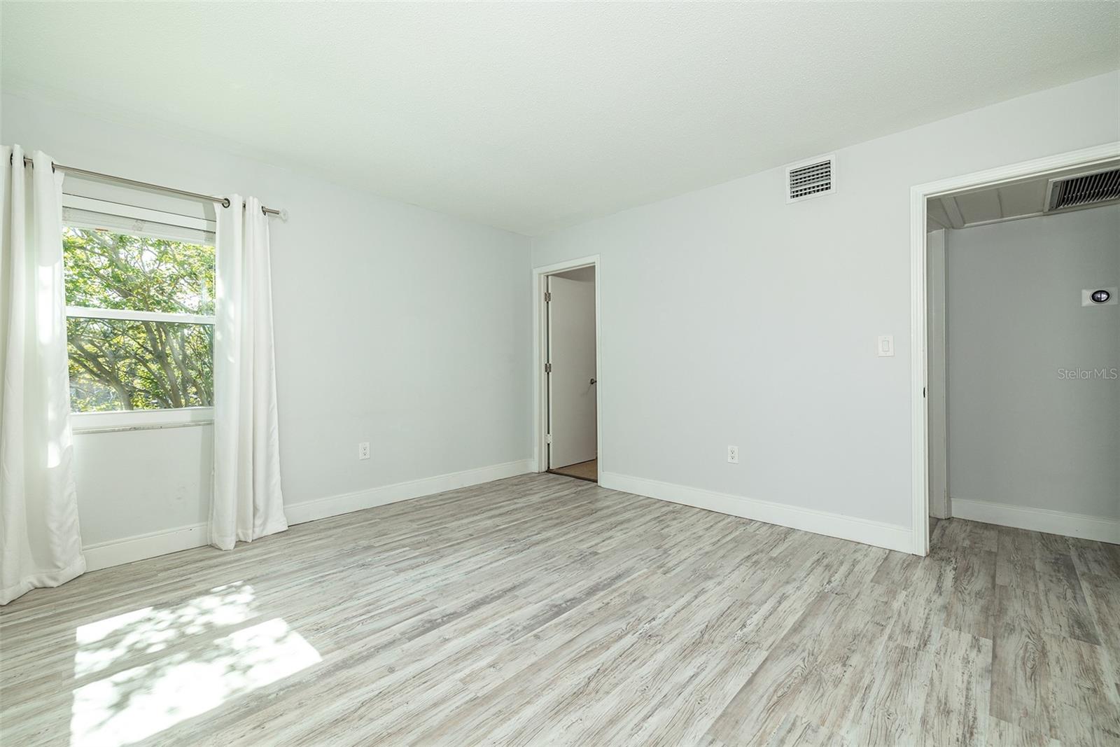 Image 11 of 26 For 6950 Avenue Des Palais  2a