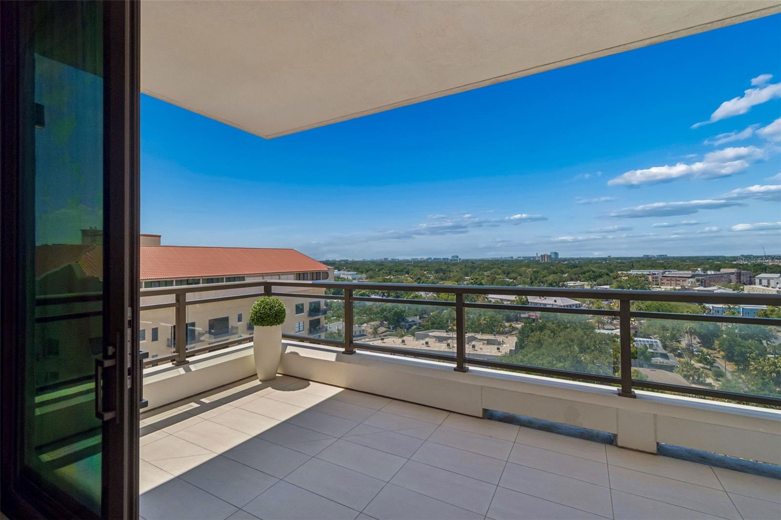 Listing photo id 24 for 2103 Bayshore Boulevard 1203