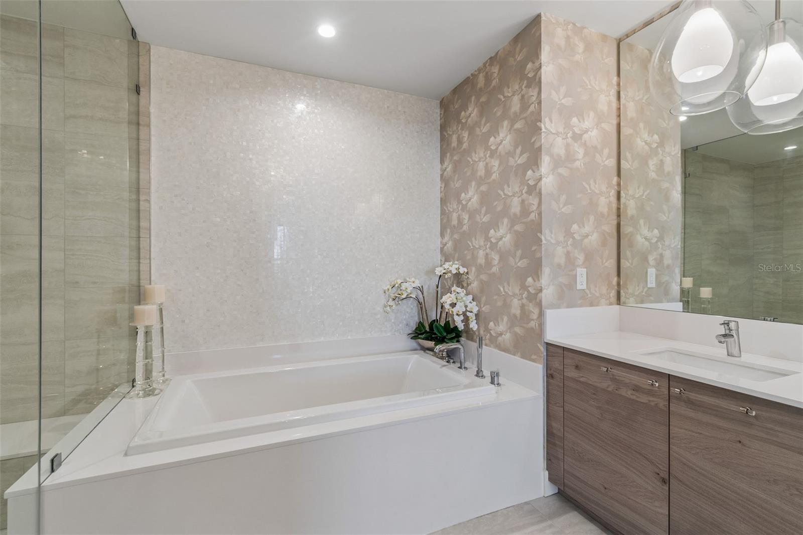 Listing photo id 36 for 2103 Bayshore Boulevard 1203