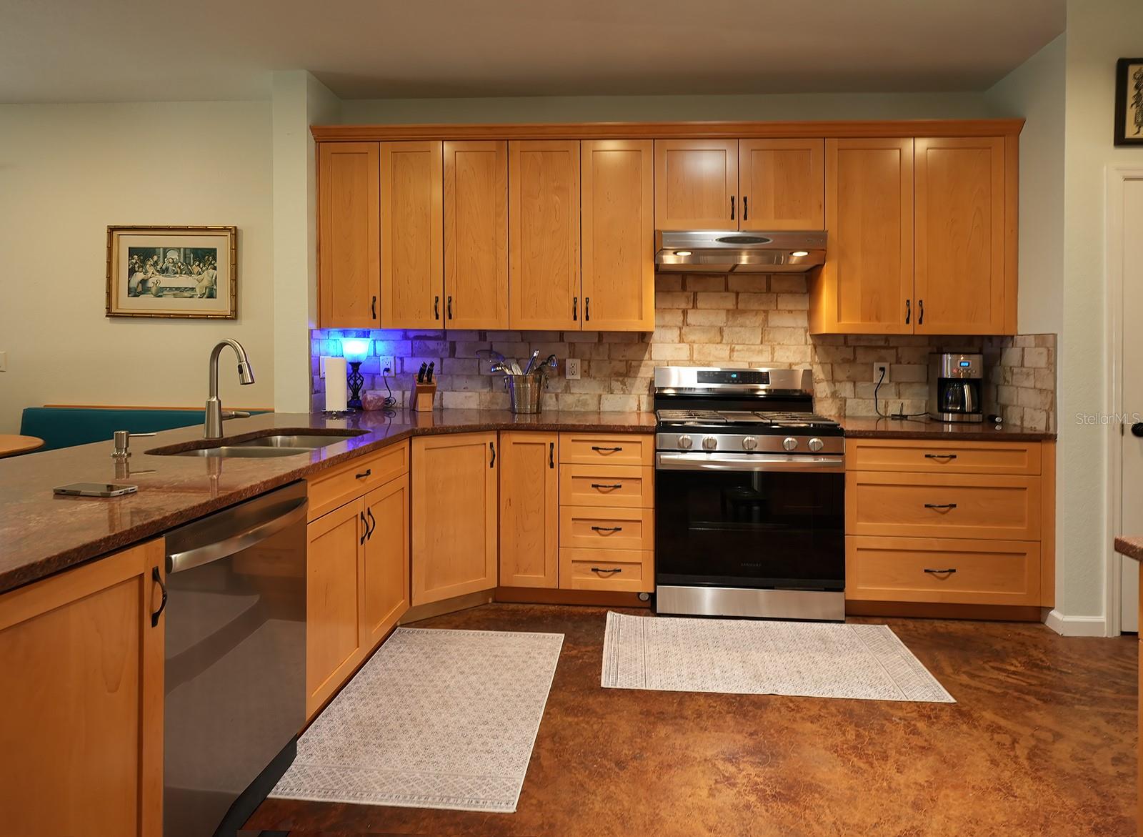 Image 6 of 33 For 12119 Murray Avenue