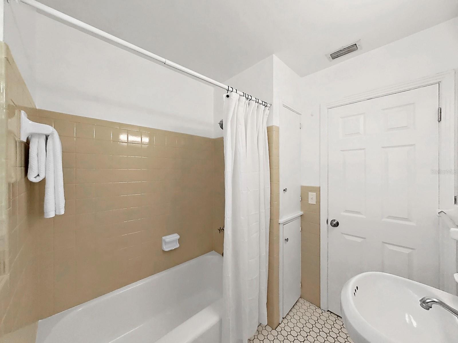 Image 23 of 37 For 4610 Bay Villa Avenue