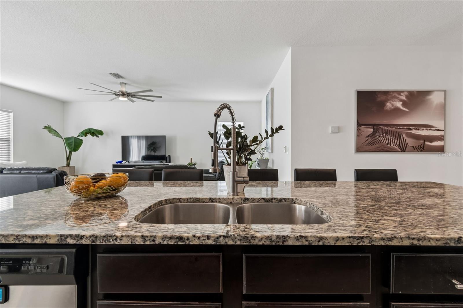 Image 16 of 80 For 705 Garden Oaks Square