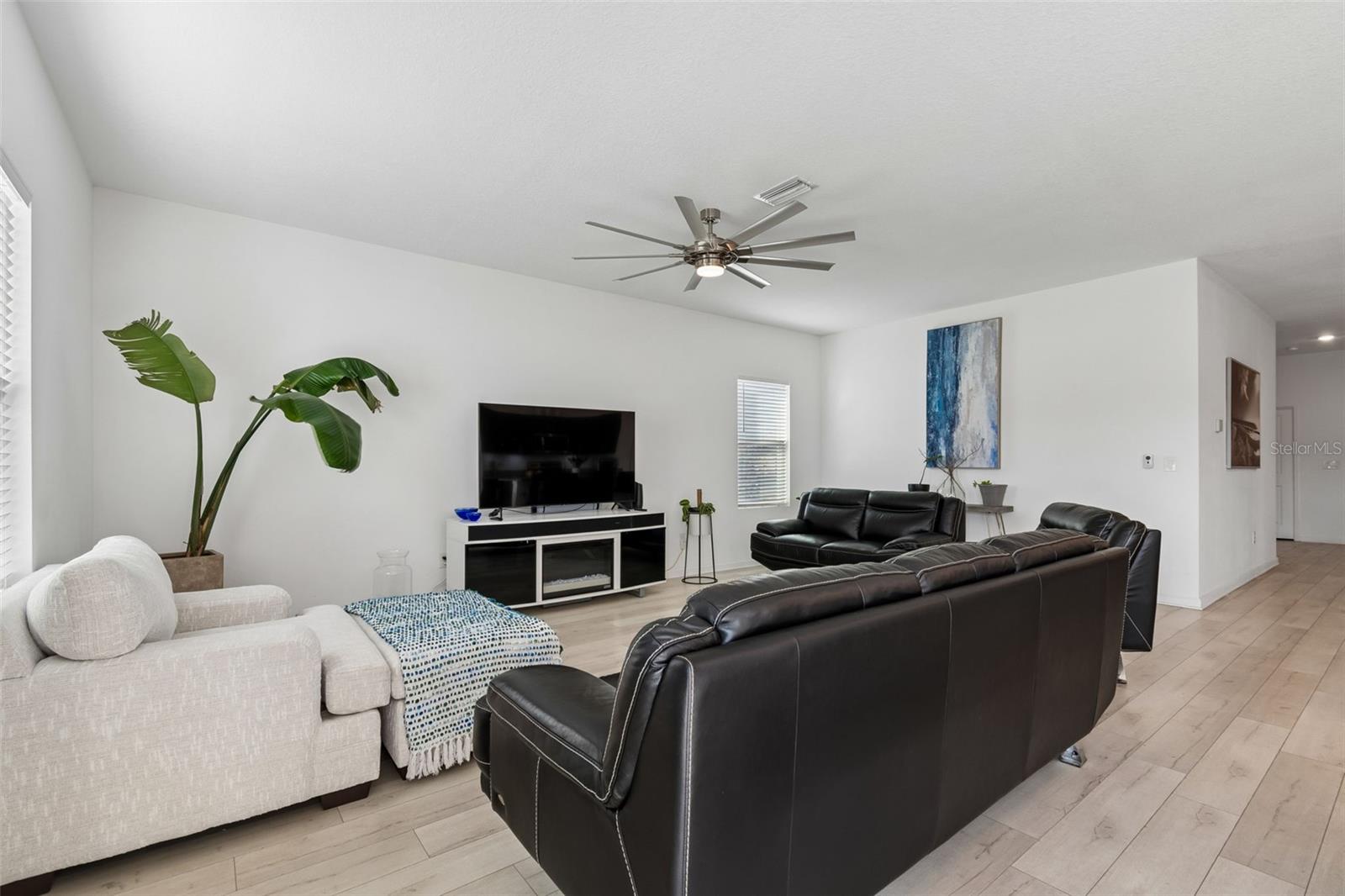 Image 22 of 80 For 705 Garden Oaks Square