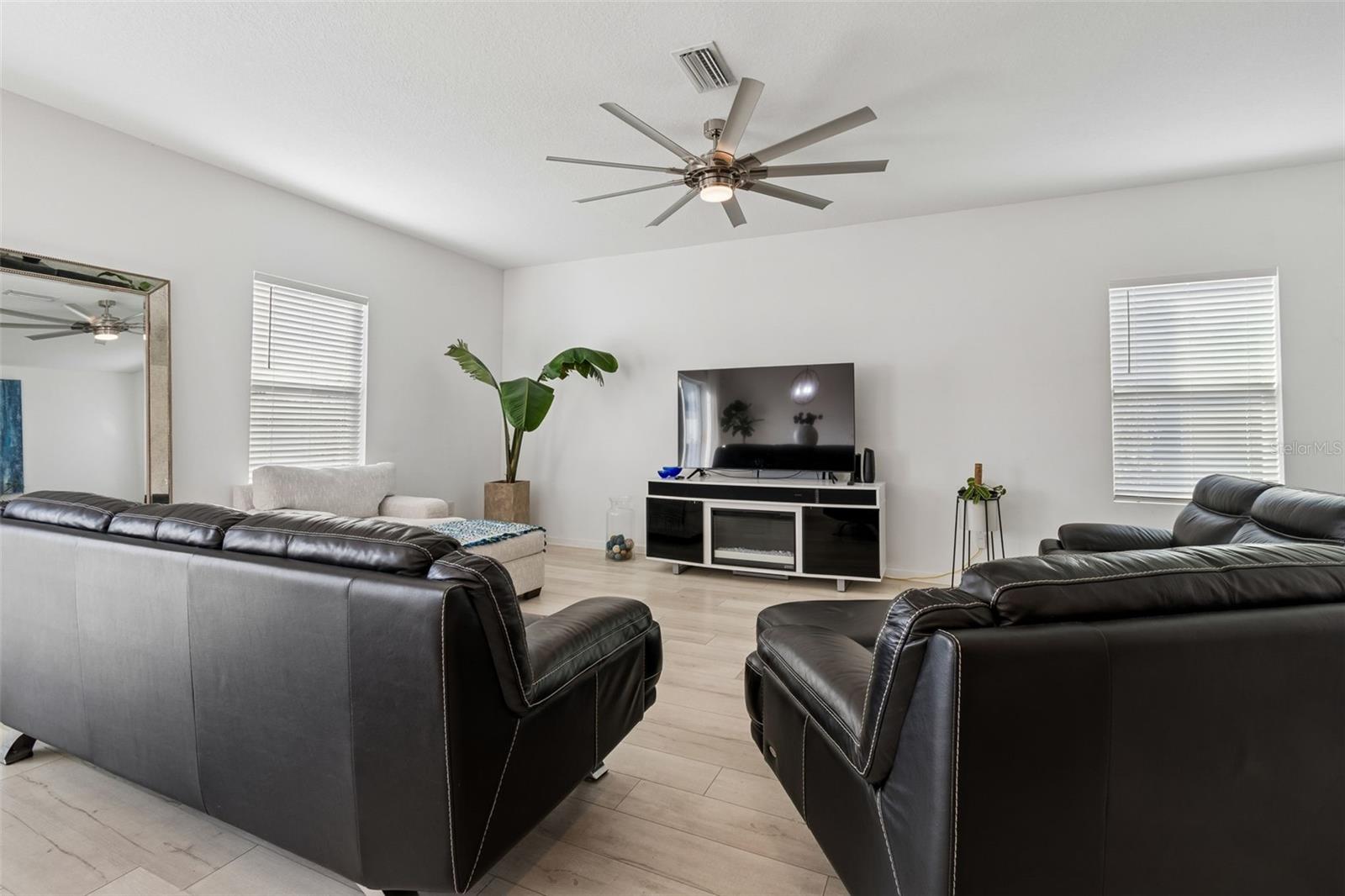 Image 23 of 80 For 705 Garden Oaks Square