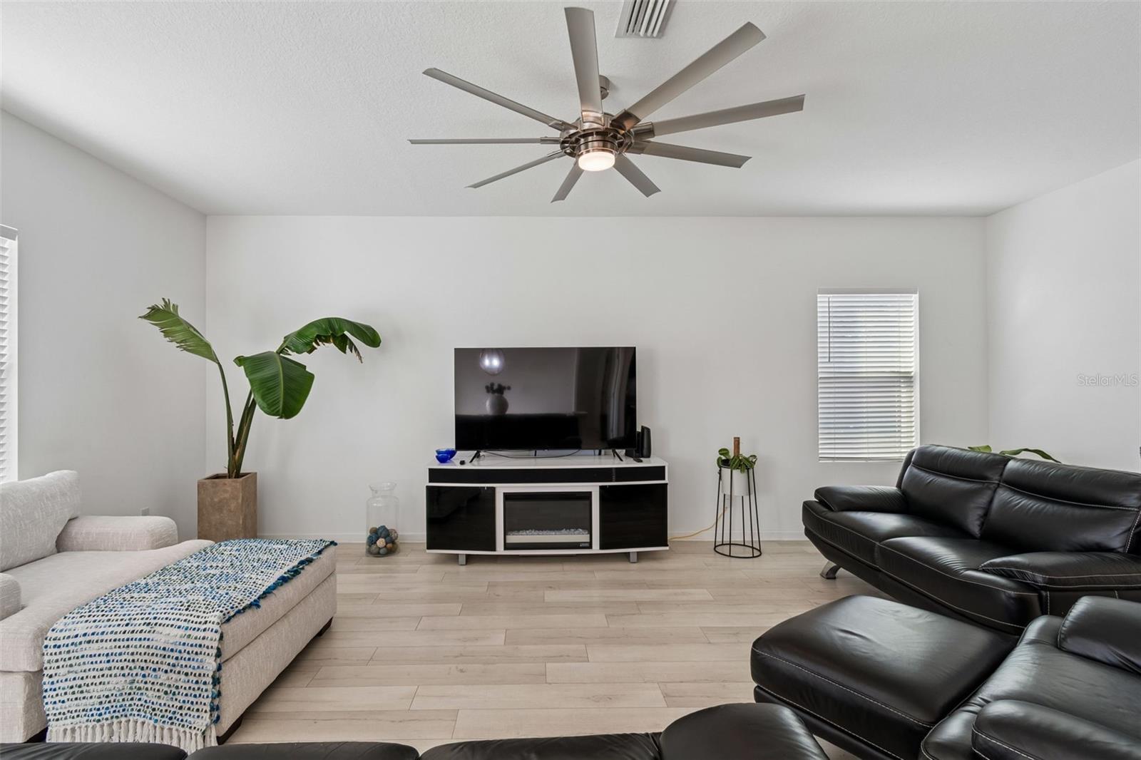 Image 24 of 80 For 705 Garden Oaks Square