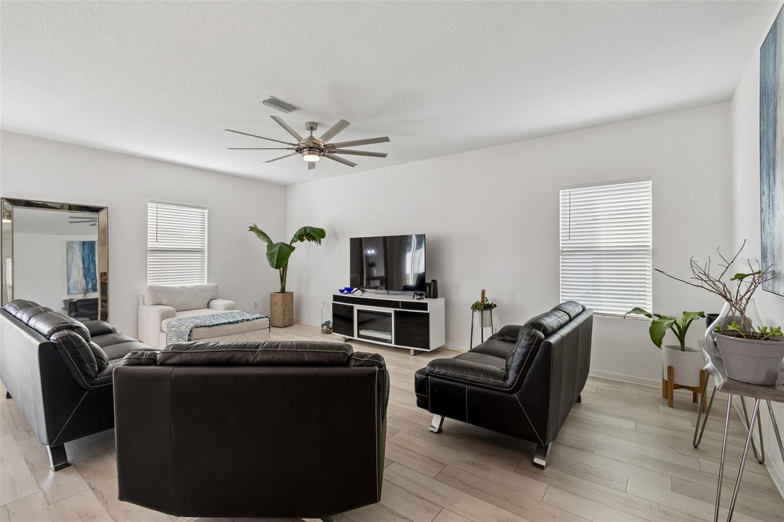 Image 25 of 80 For 705 Garden Oaks Square