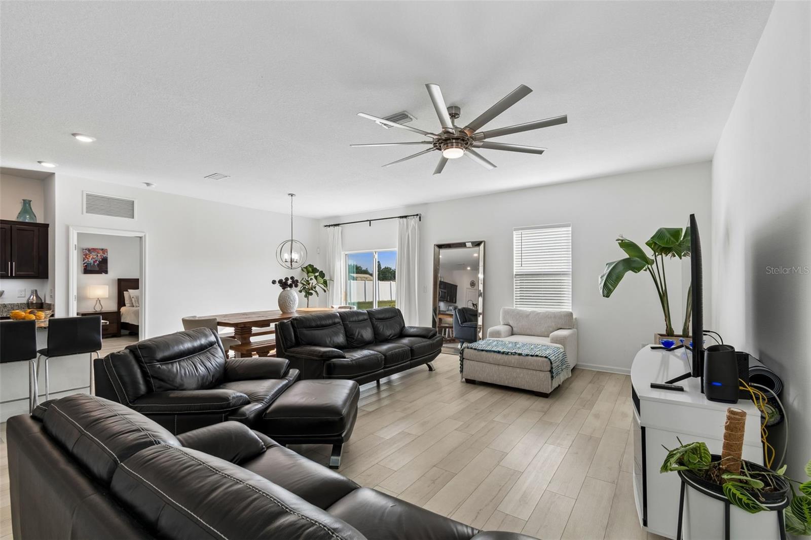 Image 26 of 80 For 705 Garden Oaks Square