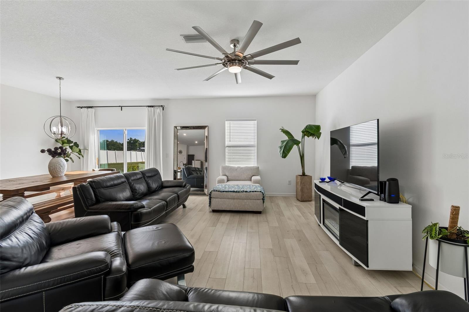 Image 28 of 80 For 705 Garden Oaks Square