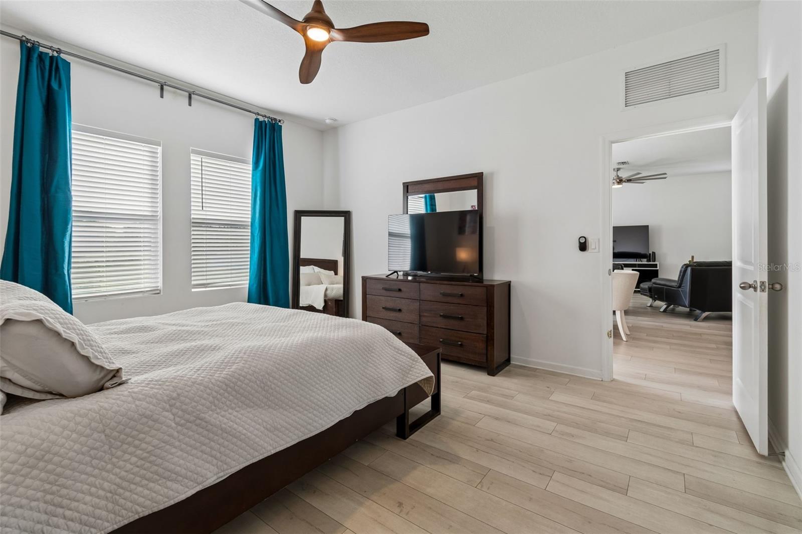 Image 33 of 80 For 705 Garden Oaks Square