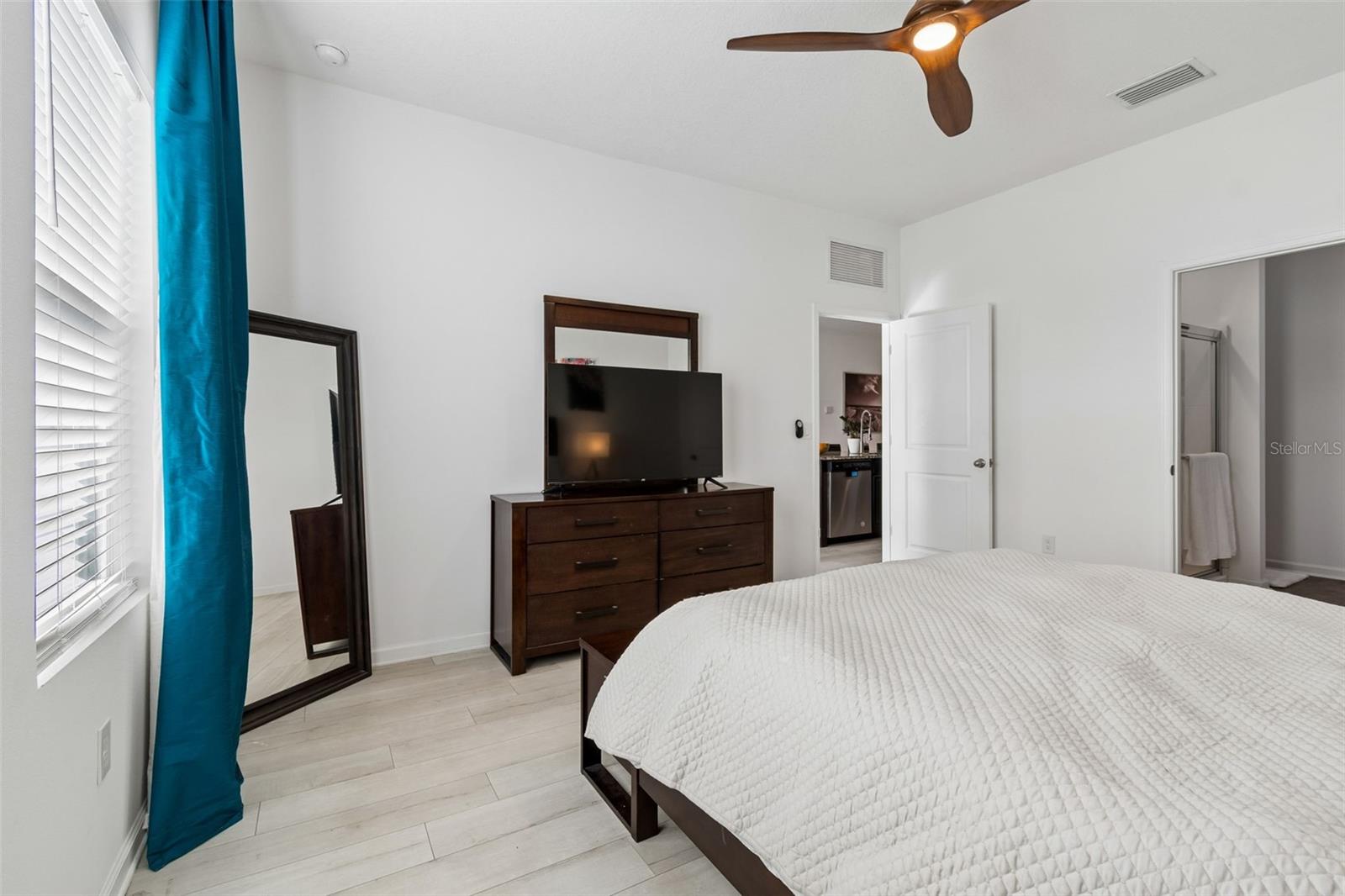 Image 35 of 80 For 705 Garden Oaks Square