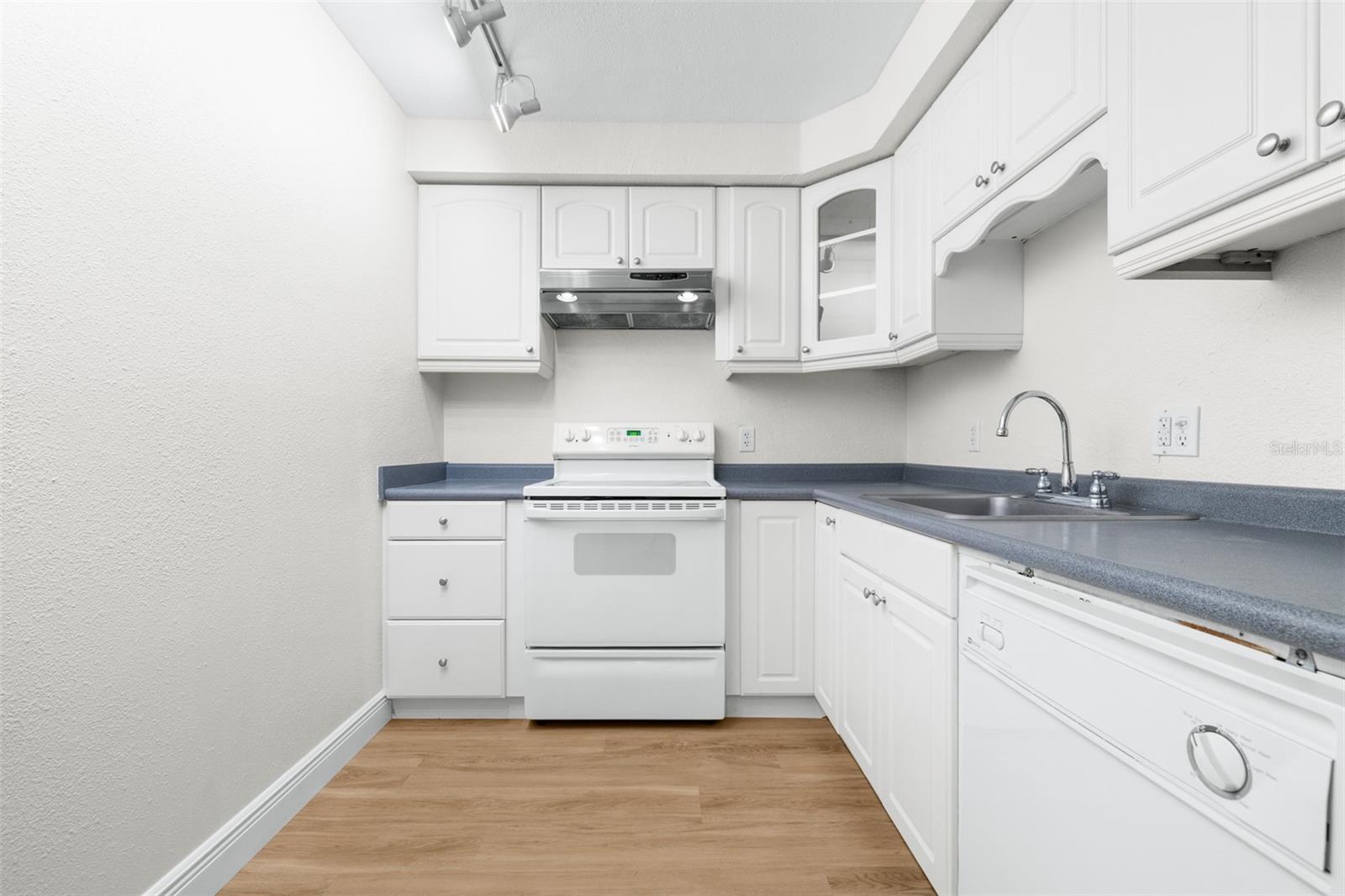 Image 8 of 27 For 4606 Gray Street 107