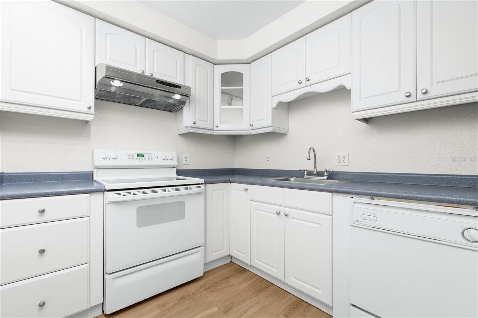 Image 9 of 27 For 4606 Gray Street 107