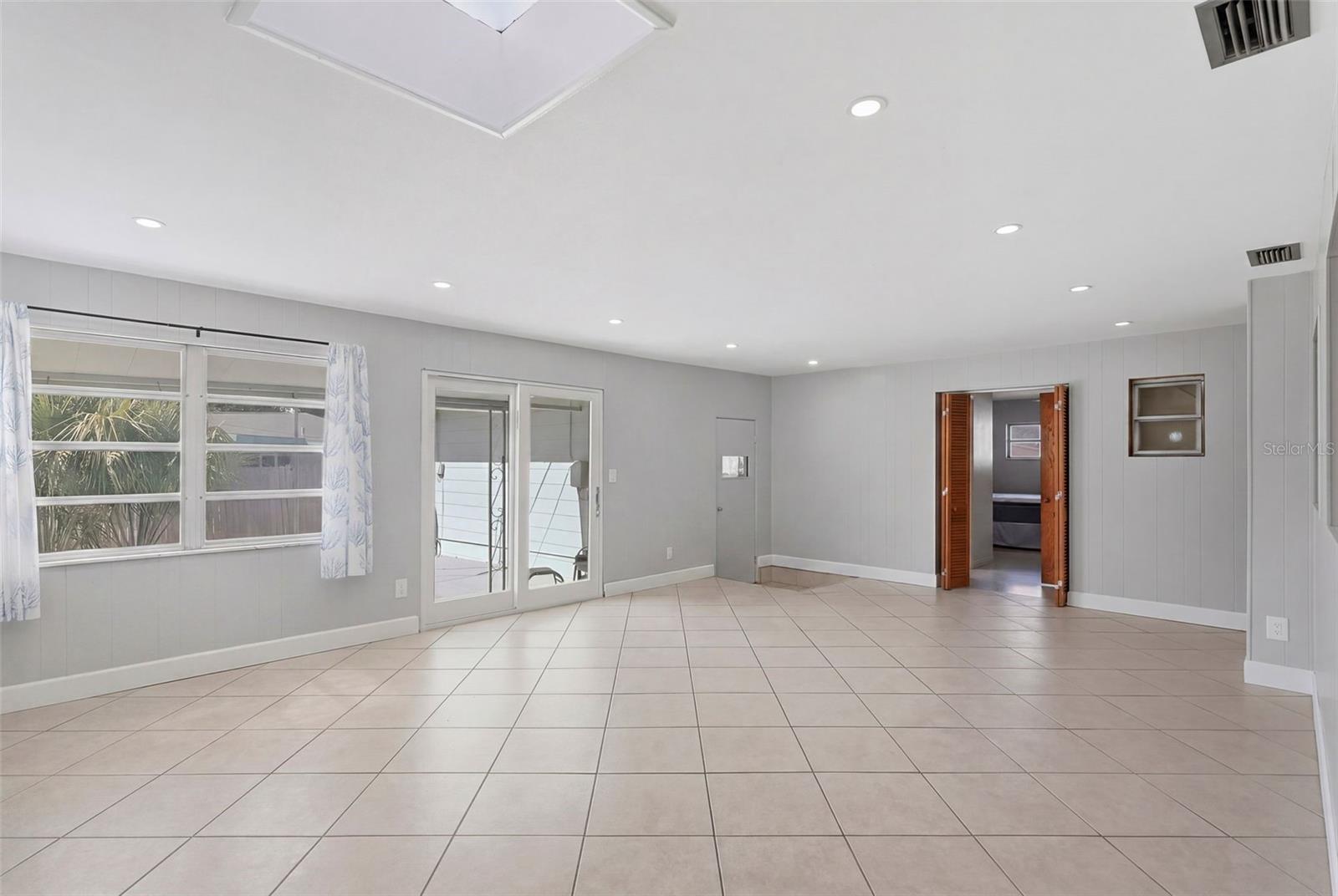 Image 12 of 30 For 11570 60th Terrace