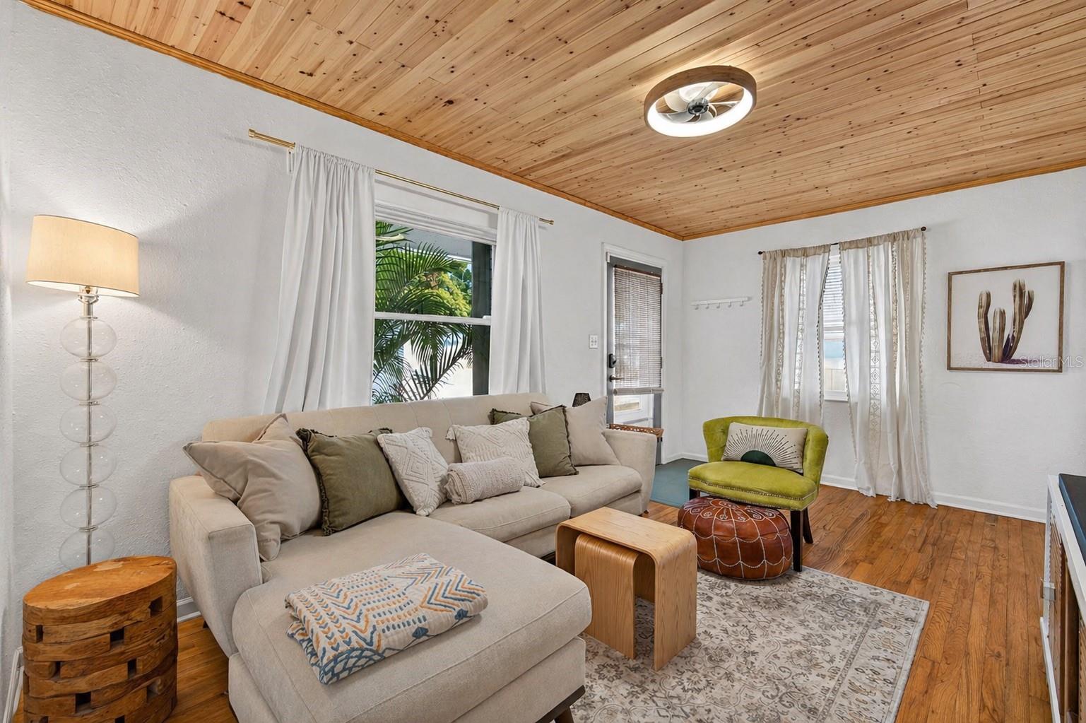 Image 3 of 53 For 2444 34th Avenue N