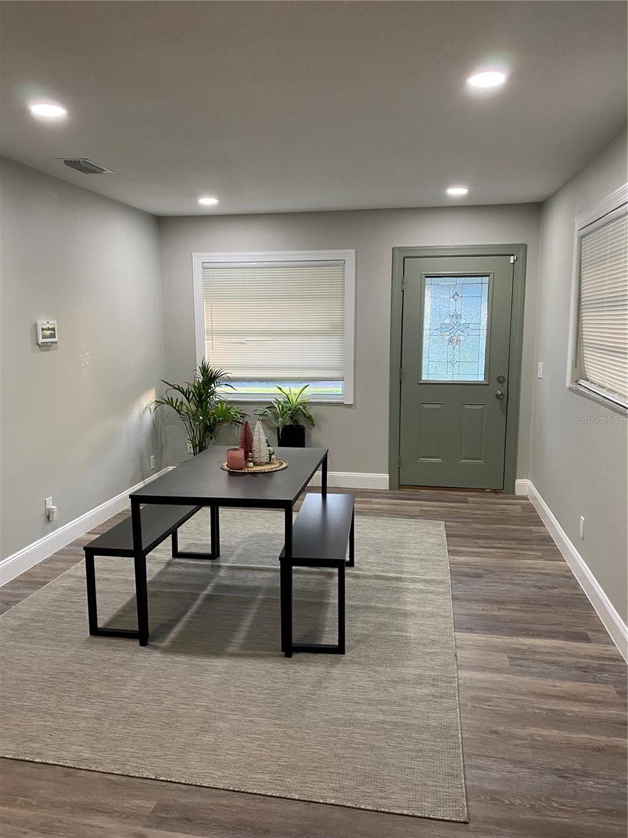 Image 4 of 22 For 7014 Glenview Drive